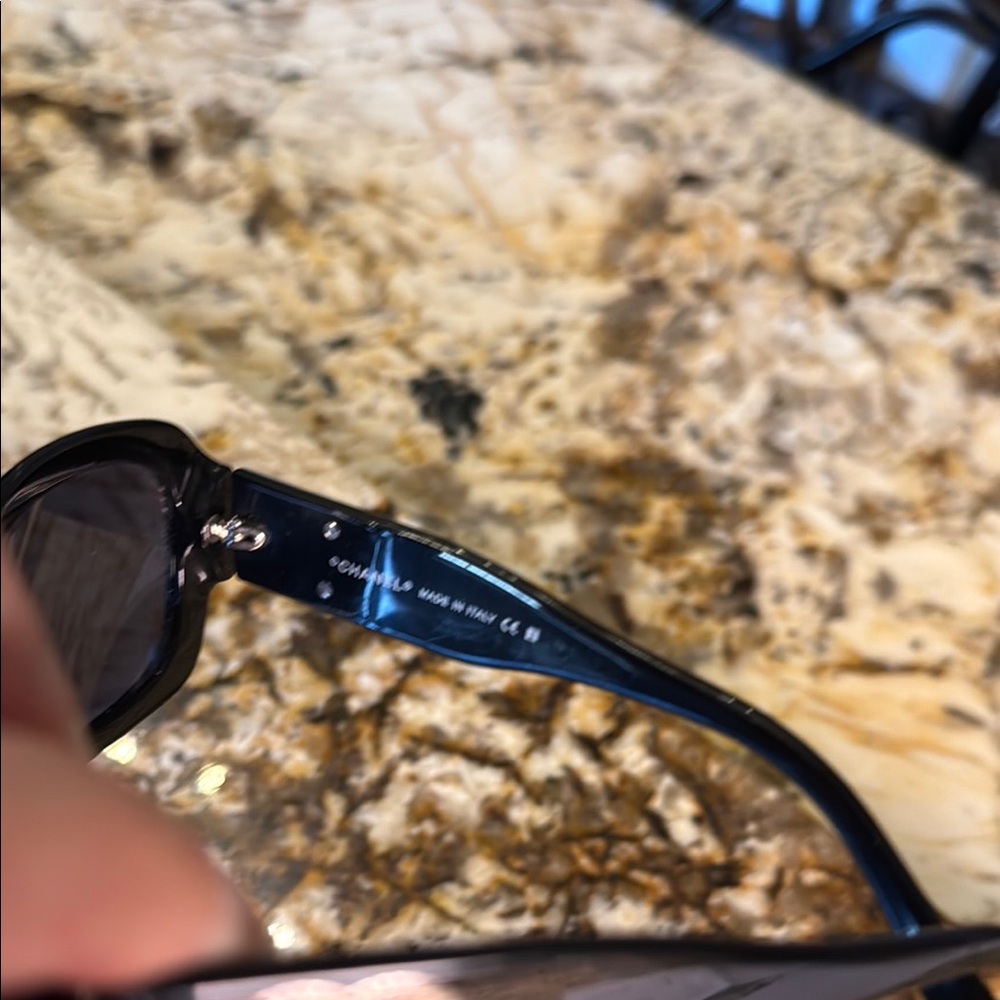 CHANEL Elegant Black Sunglasses - Picture 3 of 4